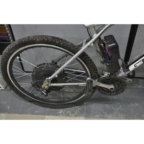 201 - GT AVALANCHE 3.0 MOUNTAIN BIKE WITH ELECTRIC POWER WHEEL - DAMAGE TO ELECTRICS