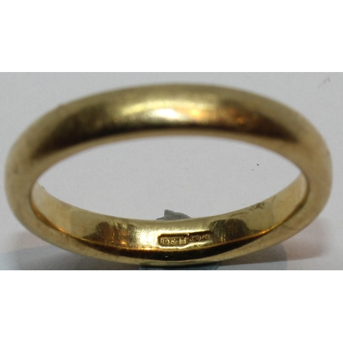 232 - 18ct GOLD WEDDING BAND SIZE V 7.6g (C25)