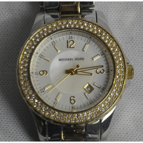 255 - MICHAEL KORS WATCH ON TWO TONE BRACELET STRAP (111407) (C24)