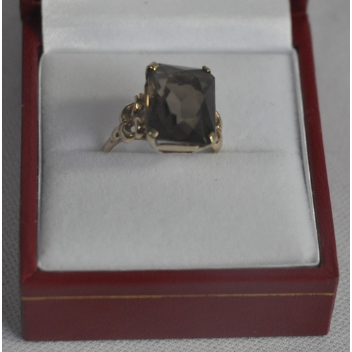 275 - 9ct GOLD RING SET SINGLE SMOKEY QUARTZ SIZE M (3.4g)