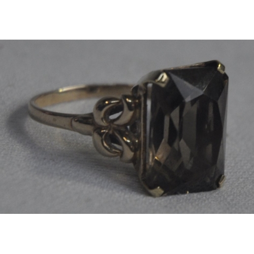 275 - 9ct GOLD RING SET SINGLE SMOKEY QUARTZ SIZE M (3.4g)