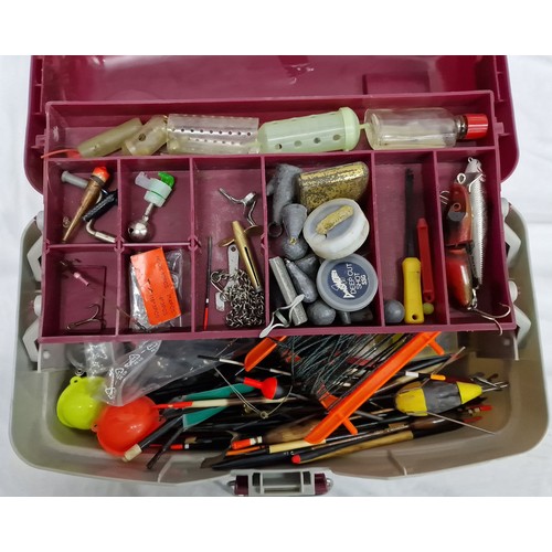 138 - FISHERMAN'S TOOLS AND EQUIPMENT - FLY FISHING MAKING SET, LEAD WEIGTHS, LURES, HOOKS, TROUT NET, 192... 