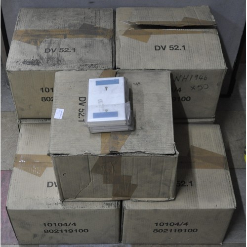 121 - 6 BOXES AND 1 PART BOX OF UNIVERSAL HOLDERS