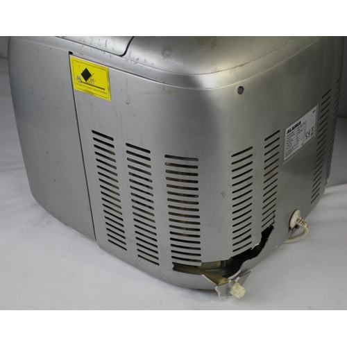 134 - 1500W WATER URN AND ALASKA COUNTER TOP ICE MACHINE (DAMAGE TO PLASTIC CASING)