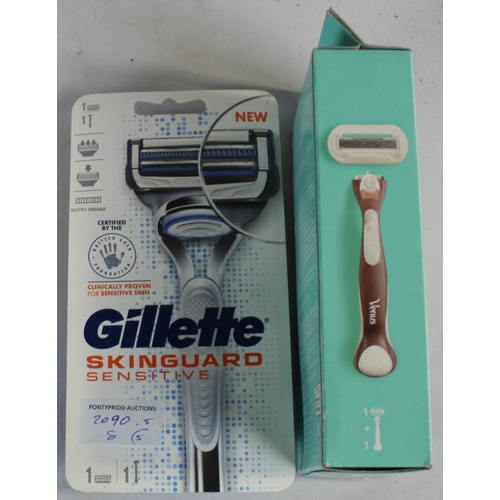 172 - 4 x GILETTE VENUS RAZORS AND 1 x GILLETTE SKINGUARD RAZOR