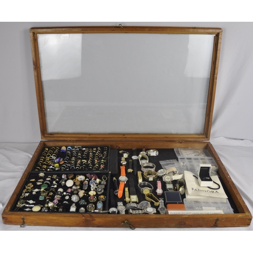 43 - JEWELLERY DISPLAY CABINET INCLUDING JEWELLERY