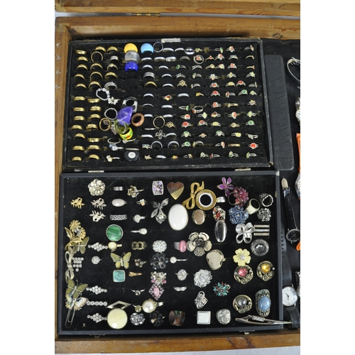 43 - JEWELLERY DISPLAY CABINET INCLUDING JEWELLERY