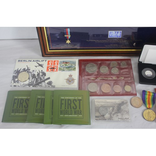 189 - WW1 AND WW2 COMMEMORATIVE COINS - INCLUDING FRAMED 