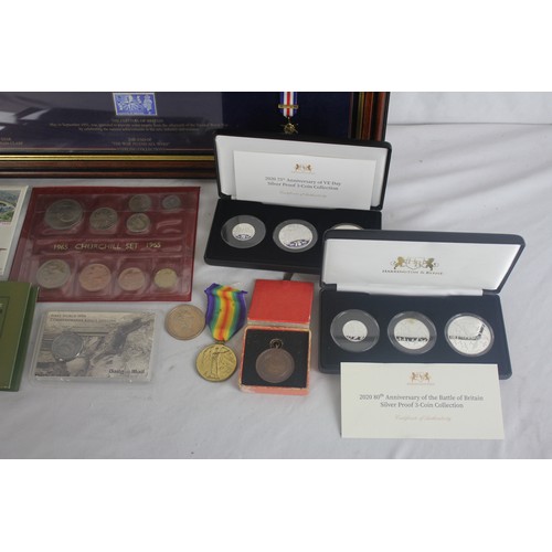 189 - WW1 AND WW2 COMMEMORATIVE COINS - INCLUDING FRAMED 