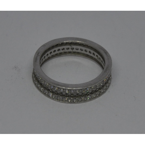 220 - 3 STONE TWIST RING (2.1g) STAMP UNCLEAR AND SILVER COLOURED 3 BAND RING STAMPED 925 SET CLEAR STONES... 