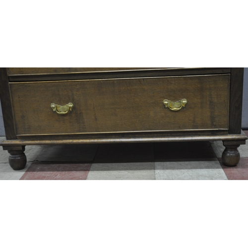 152 - OAK 8 DRAWER CHEST WITH GRADUATED DRAWERS AND BRASS DROP HANDLES