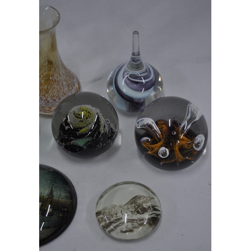 261 - VARIOUS COLOURED AND DECORATIVE GLASS INCLUDING CAITHNESS PAPERWEIGHTS