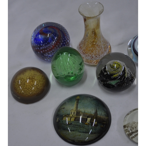 261 - VARIOUS COLOURED AND DECORATIVE GLASS INCLUDING CAITHNESS PAPERWEIGHTS