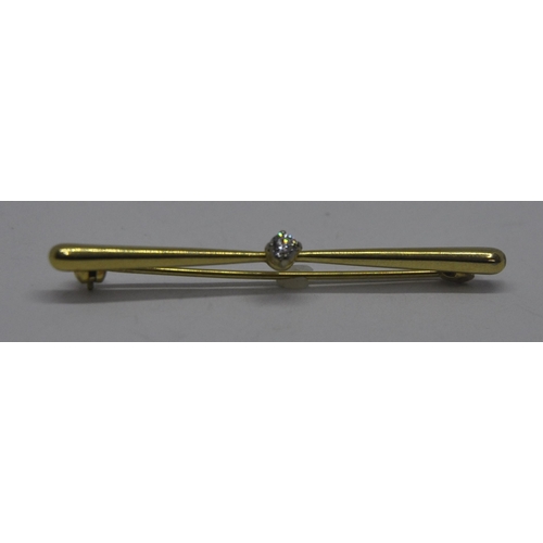 293 - GOLD COLOURED BAR BROOCH SET WITH CLEAR SINGLE STONE 1.7g