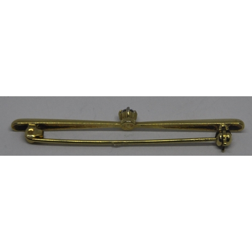 293 - GOLD COLOURED BAR BROOCH SET WITH CLEAR SINGLE STONE 1.7g