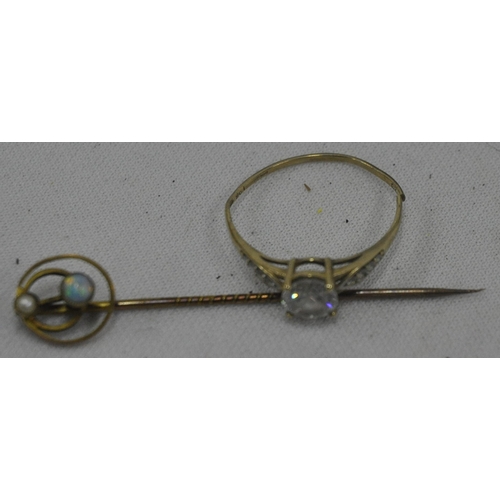 302 - 9ct SINGLE STONE RING - SPLIT (1.2G), 2 PIN BROOCHES AND TIE PIN