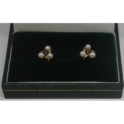 314 - PEARL AND RUBY GOLD STUDS IN GREEN PRESENTATION BOX