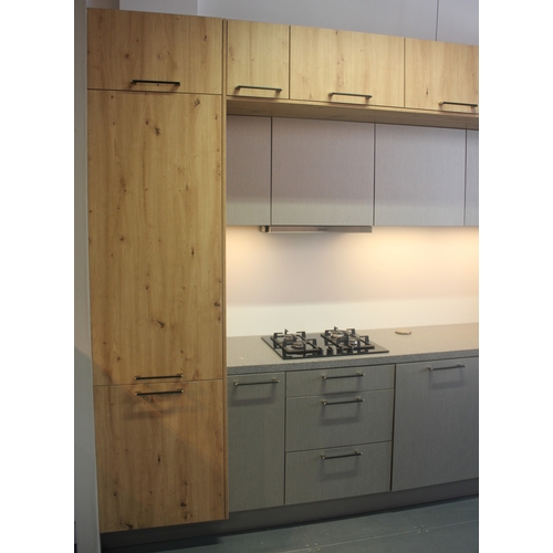 3 - FITTED KITCHEN DISPLAY WITH SLIMLINE DISHWASHER, SIEMENS GAS HOB, SIEMENS EXTRACTION HOOD, WORKTOP, ... 