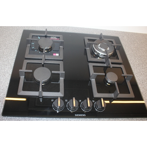 3 - FITTED KITCHEN DISPLAY WITH SLIMLINE DISHWASHER, SIEMENS GAS HOB, SIEMENS EXTRACTION HOOD, WORKTOP, ... 