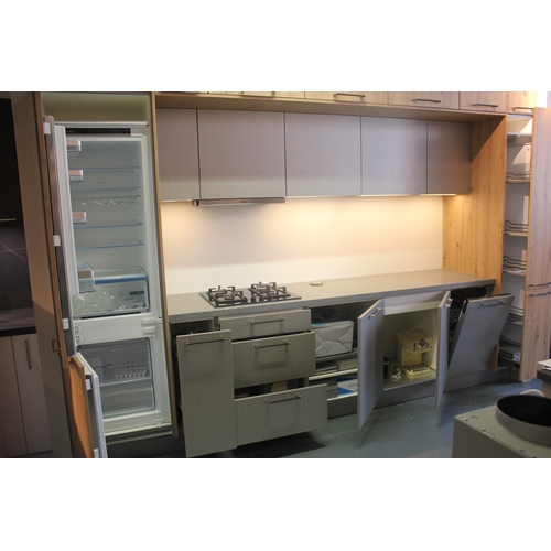 3 - FITTED KITCHEN DISPLAY WITH SLIMLINE DISHWASHER, SIEMENS GAS HOB, SIEMENS EXTRACTION HOOD, WORKTOP, ... 