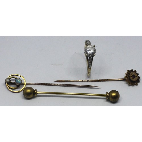 302 - 9ct SINGLE STONE RING - SPLIT (1.2G), 2 PIN BROOCHES AND TIE PIN