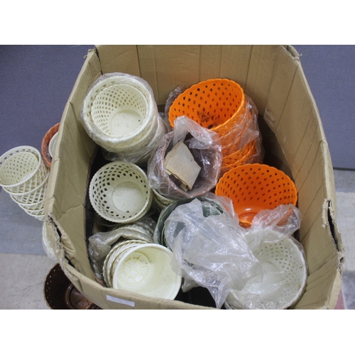 117 - BOX OF PLASTIC PLANT POT HOLDERS