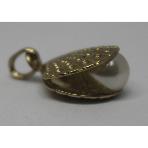 246 - 9CT GOLD CLAM CHARM. 0.85G