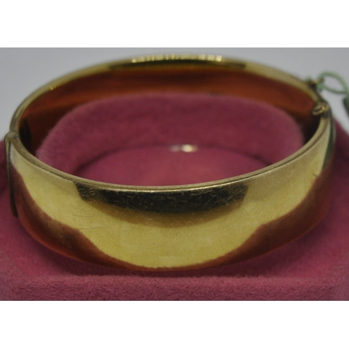 256 - PERIOD BOXED VINTAGE GOLD 'METAL CORE' BANGLE