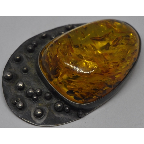 257 - c1970s NATURAL BALTIC AMBER SILVER MOUNTED BROOCH (19.4g)