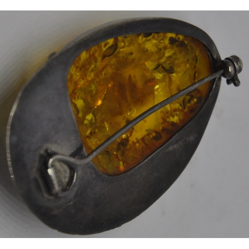 257 - c1970s NATURAL BALTIC AMBER SILVER MOUNTED BROOCH (19.4g)