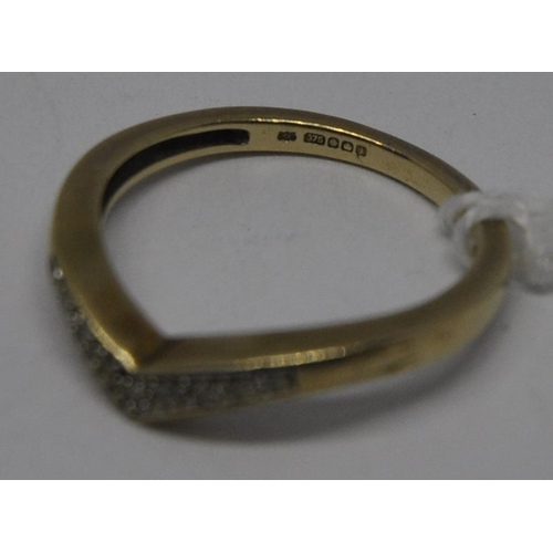 264 - FULLY HALLMARKED 9CT GOLD DIAMOND SET 'WISHBONE' RING. 2.5G