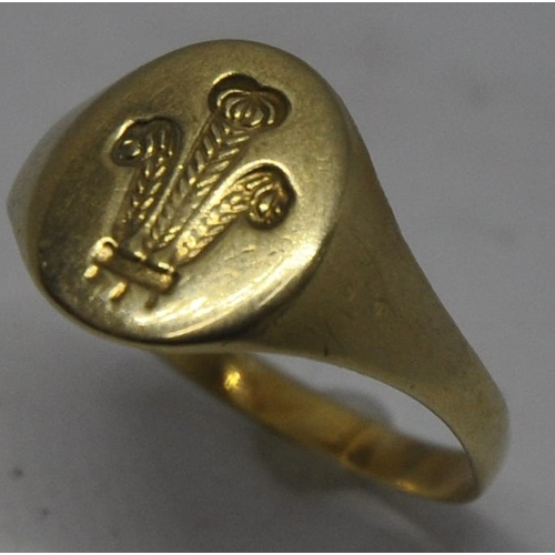 273 - 9CT GOLD FULLY HALLMARKED 'WELSH FEATHERS' GENTS RING SIZE T (2.5G)