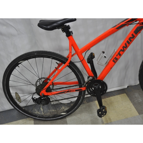 26 - BTWIN ROCKRIDER 340 ALUMINIUM FRAME 27 SPEED MOUNTAIN BIKE WITH DISC BRAKES AND FRONT SUSPENSION 19