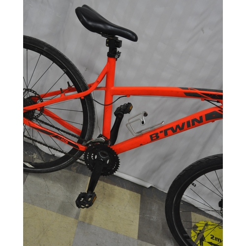 26 - BTWIN ROCKRIDER 340 ALUMINIUM FRAME 27 SPEED MOUNTAIN BIKE WITH DISC BRAKES AND FRONT SUSPENSION 19