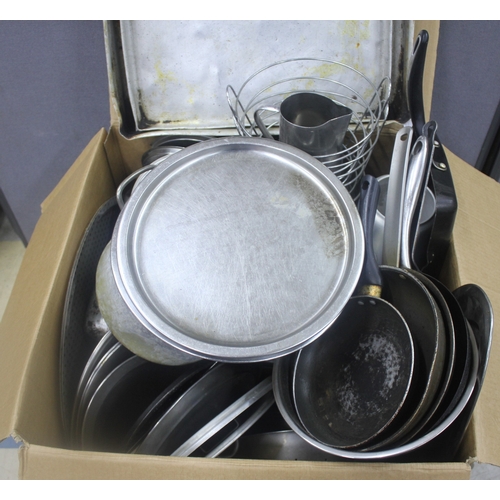 95 - QUANTITY OF CATERING COOKING EQUIPMENT - FRYING PANS, TRAYS ETC