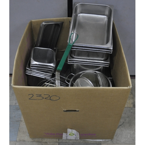 100 - BOX OF MISCELLANEOUS CATERING EQUIPMENT INCLUDING TRAYS AND FRYER BASKETS