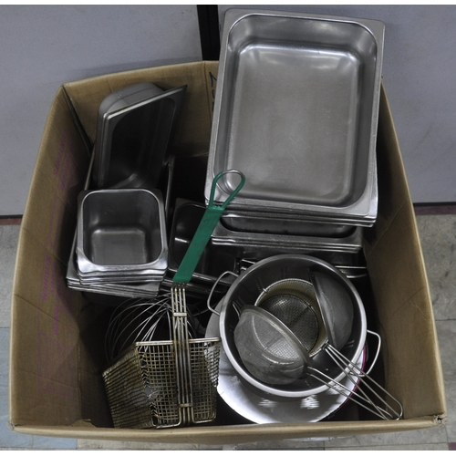 100 - BOX OF MISCELLANEOUS CATERING EQUIPMENT INCLUDING TRAYS AND FRYER BASKETS