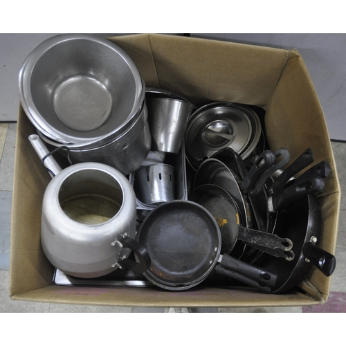 102 - BOX OF MISCELLANEOUS CATERING EQUIPMENT INCLUDING TRAYS, FRYING PANS ETC