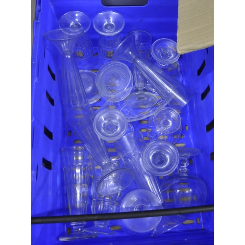 174 - MISCELLANEOUS GLASSWARE