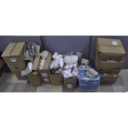 175 - QUANTITY OF DISPOSABLE PLATES, CONES, CUPS, LIDS, ETC