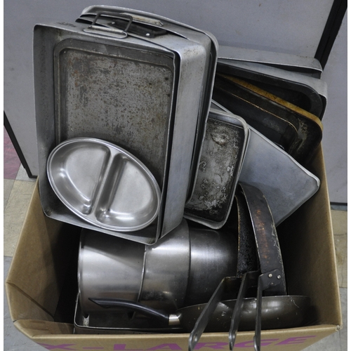 181 - BOX OF MISCELLANEOUS CATERING EQUIPMENT INCLUDING TRAYS AND FRYING PANS