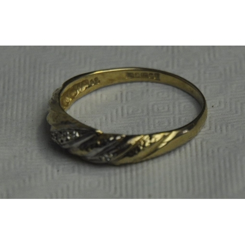 188 - GOLD RING WITH DIAMONDS SIZE O 1.7g