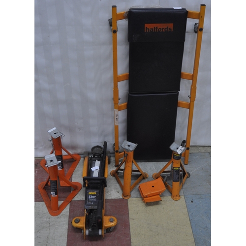 3 - HALFORDS 2-TONNE HYDRAULIC TROLLEY JACK, 4 AXLE STANDS AND UNDER CAR CREEPER TROLLEY