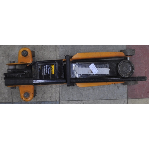 3 - HALFORDS 2-TONNE HYDRAULIC TROLLEY JACK, 4 AXLE STANDS AND UNDER CAR CREEPER TROLLEY