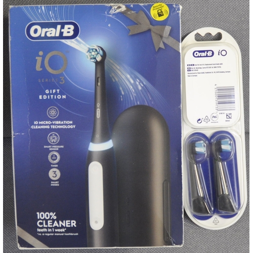 147 - ORAL B i0 SERIES 3 RECHARGEABLE TOOTHBRUSH PACK PLUS TWIN PACK OF REPLACEMENT HEADS (A71)