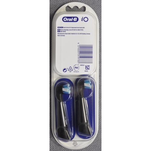 147 - ORAL B i0 SERIES 3 RECHARGEABLE TOOTHBRUSH PACK PLUS TWIN PACK OF REPLACEMENT HEADS (A71)