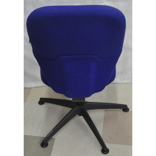 112 - BLUE SWIVEL OFFICE CHAIR