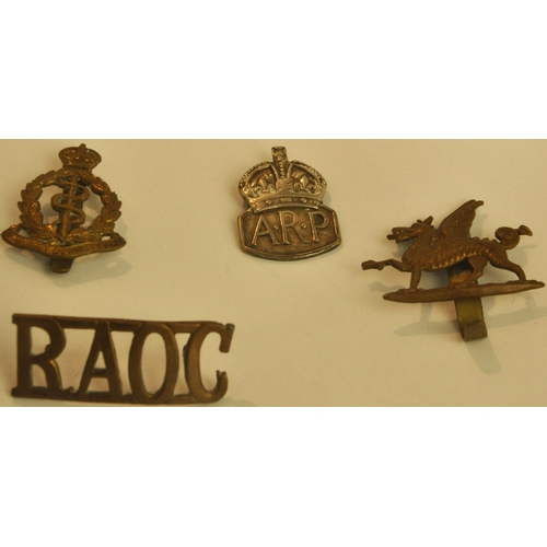 142 - 7 CAP BADGES