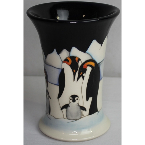 366 - MOORCROFT VASE - PENGUIN FAMILY ON ICE BY NICOLA SLANEY 2014 16cm TALL