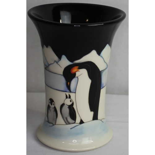 366 - MOORCROFT VASE - PENGUIN FAMILY ON ICE BY NICOLA SLANEY 2014 16cm TALL